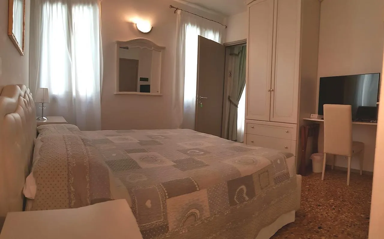 Angolo Fiorito Venice 3*,